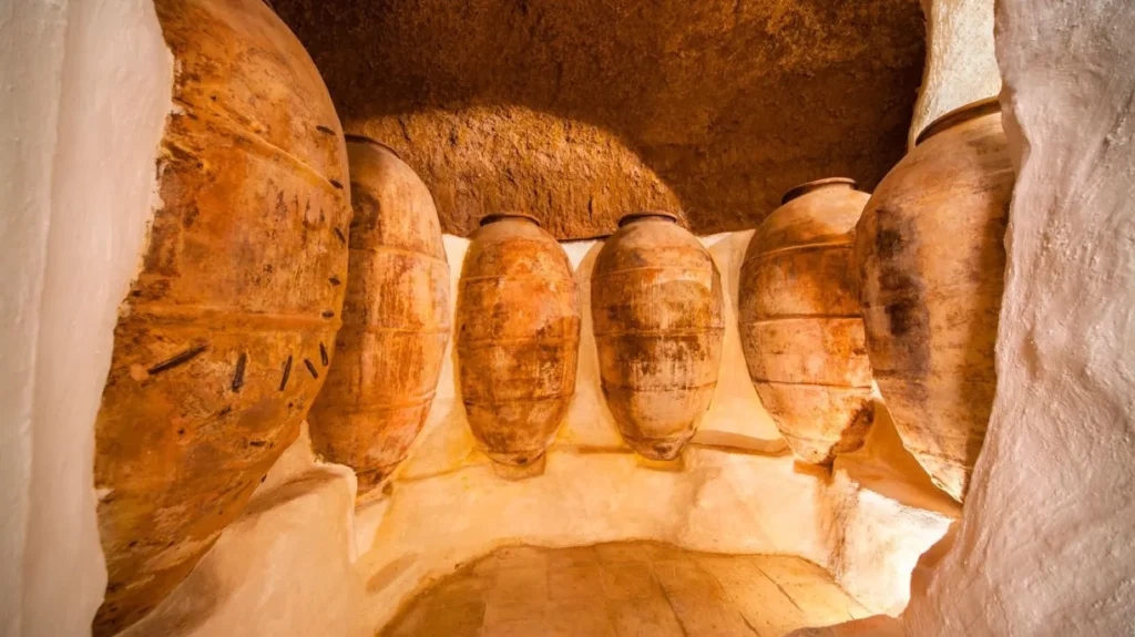 Tinajas en una bodega subterránea de Utiel
