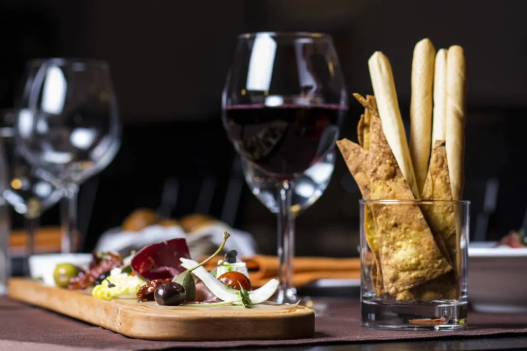 Tapa y copas de vino en la Ruta del Tapeo