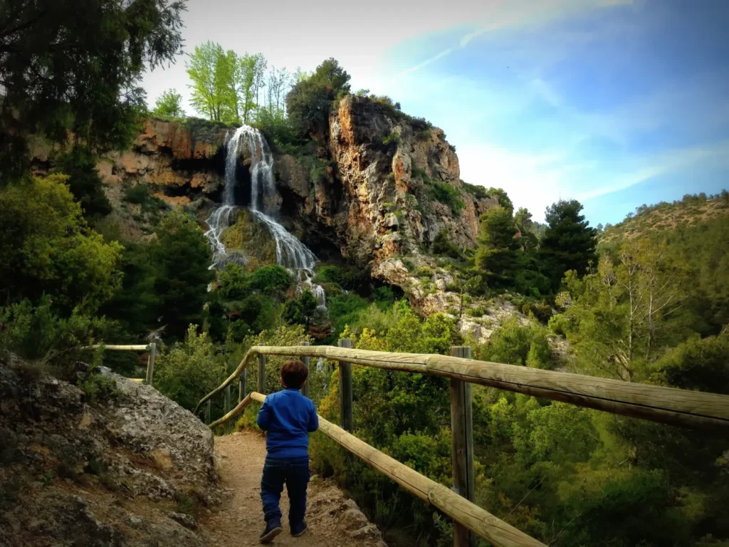 Sendero junto a una cascada en la Sierra del Negrete